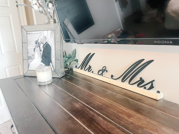 'I do' Metal Sign on Wood Stand | Wedding Decor